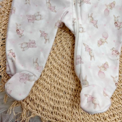 Macacão em Soft com Abertura em Zíper Coelhinhas Abraçadas - Off White e Rosa